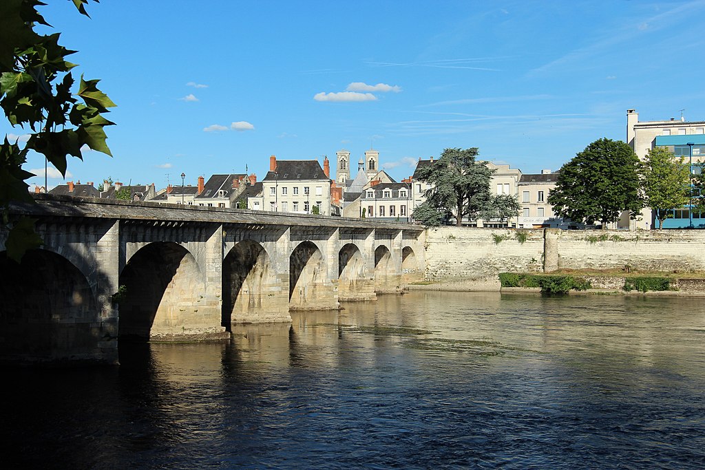 Illustration: Henri IV bridge in Châtellerault